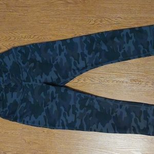 Danskin Capri Length Yoga Pants Size M Like New